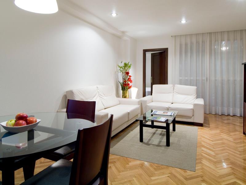 Apartamentos Mendebaldea Suites Pamplona Interior photo