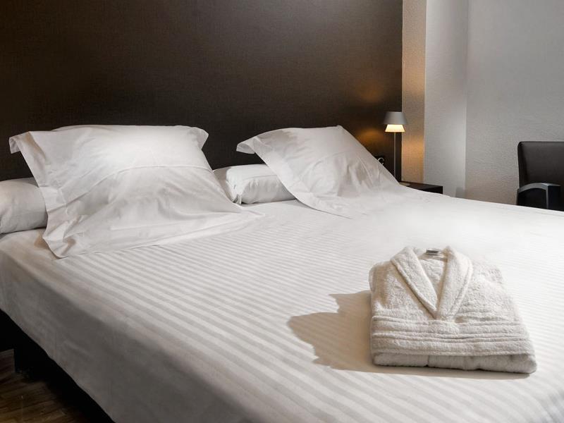 Apartamentos Mendebaldea Suites Pamplona Room photo