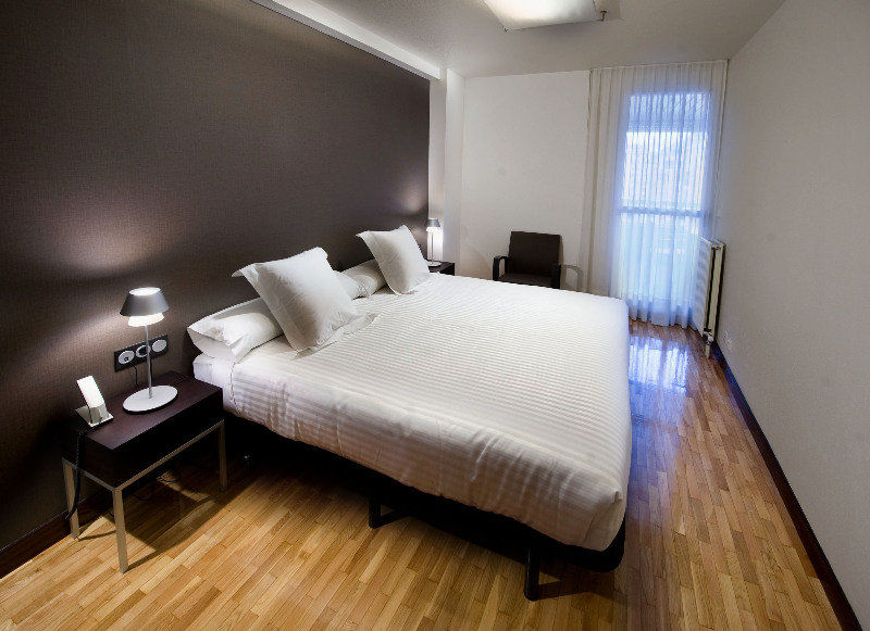 Apartamentos Mendebaldea Suites Pamplona Exterior photo
