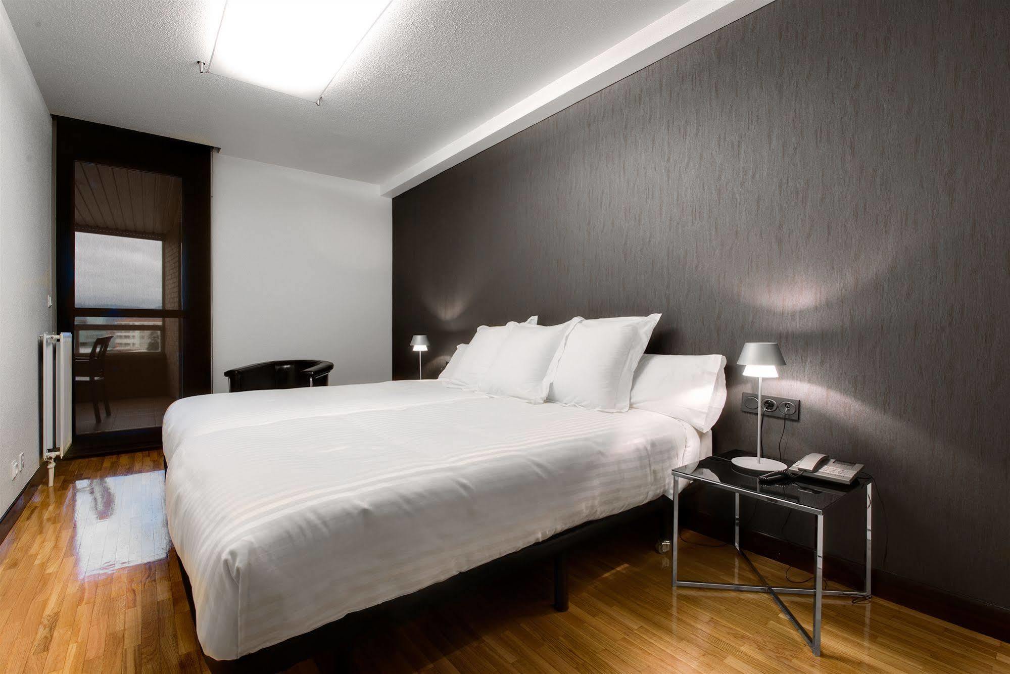 Apartamentos Mendebaldea Suites Pamplona Room photo