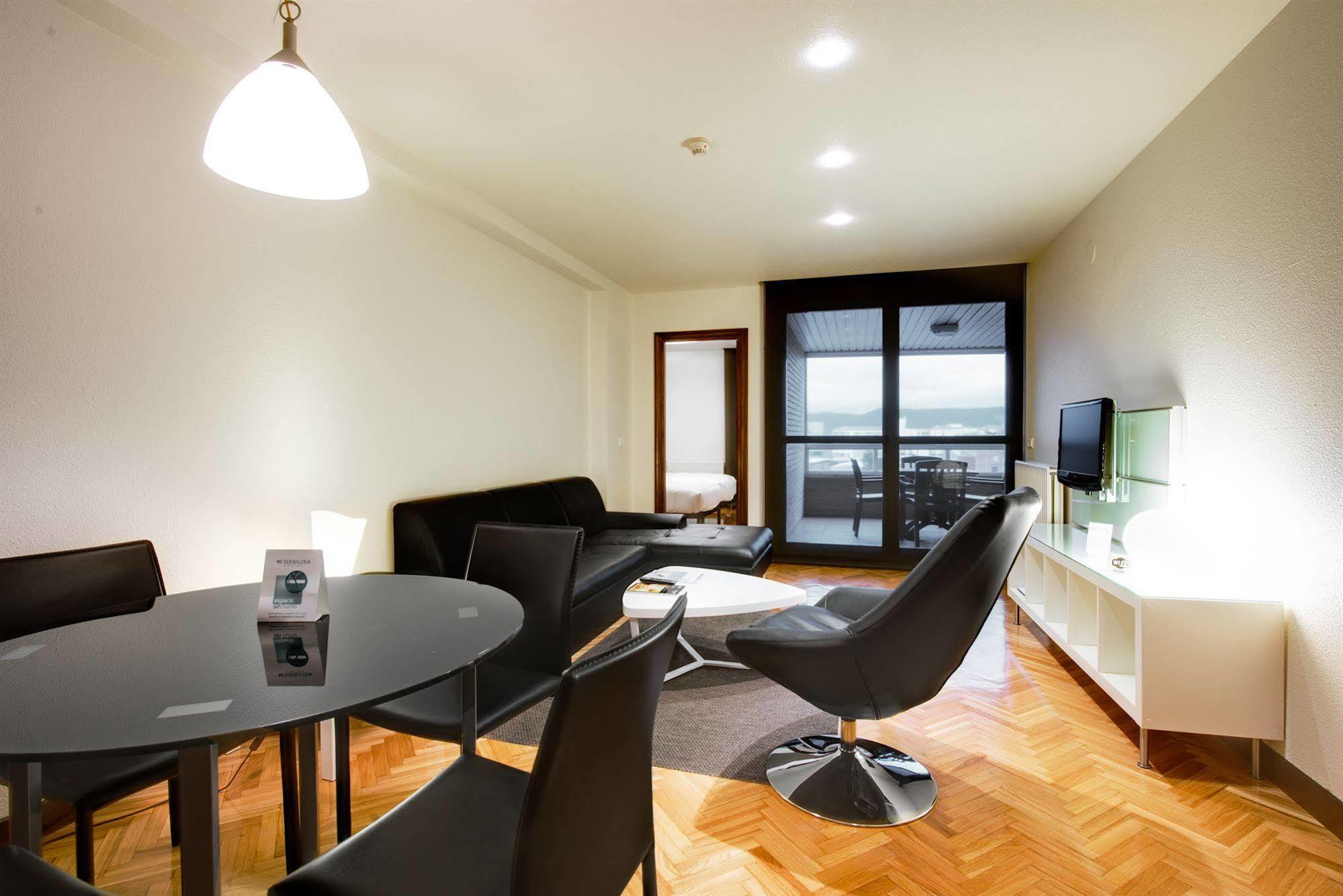 Apartamentos Mendebaldea Suites Pamplona Room photo