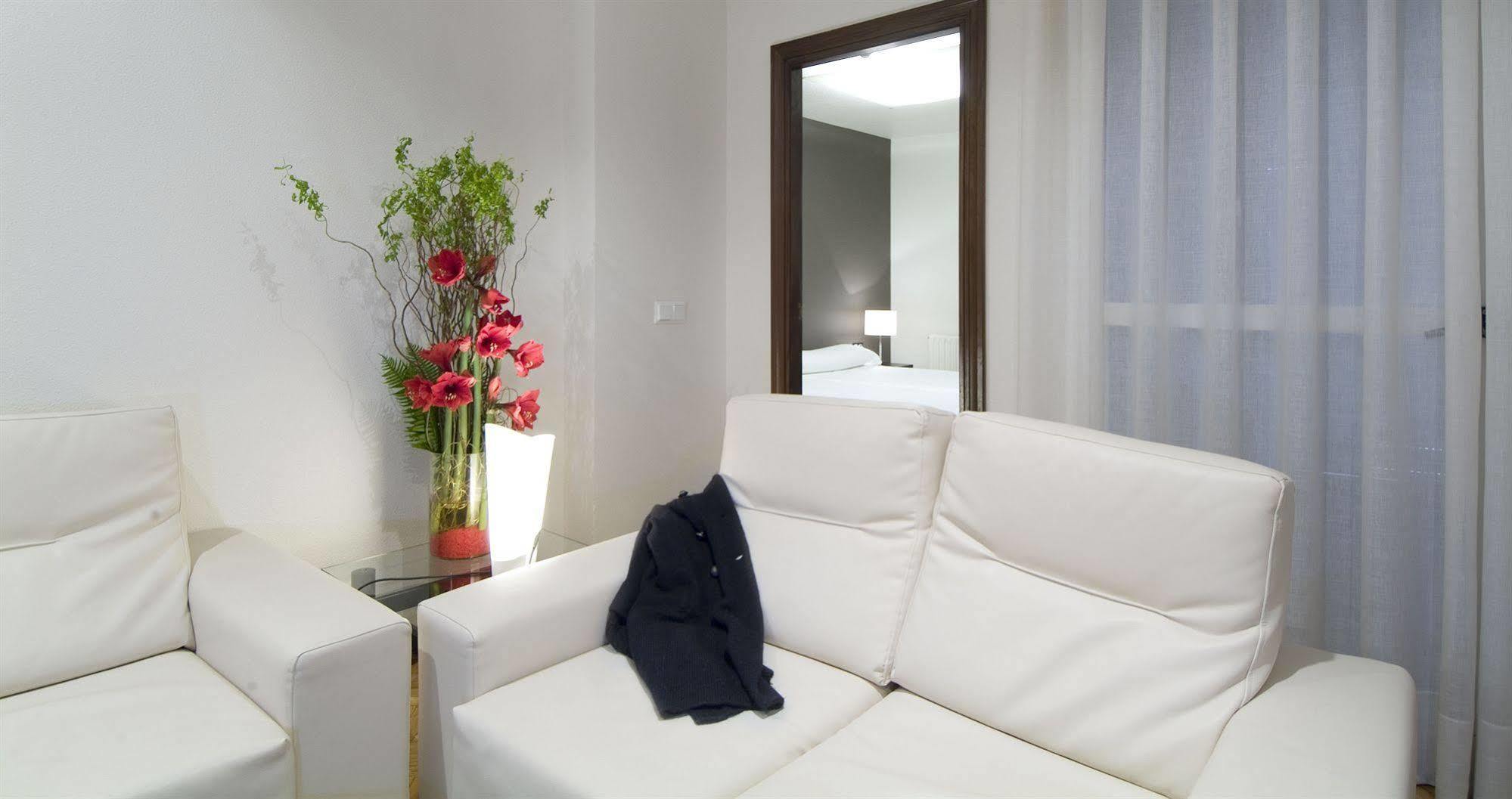 Apartamentos Mendebaldea Suites Pamplona Exterior photo